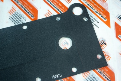 3929011 Прокладка маслоохладителя (теплообменника) Cummins GASKET LUB OIL CLR COVER Cummins Взаимозаменяемые номера: 3918332, 6742-01-2460 KOMATSU